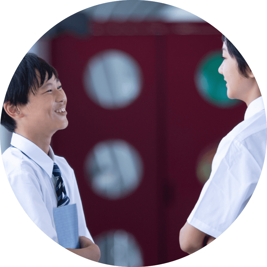 会話をしている2人の男子生徒の写真