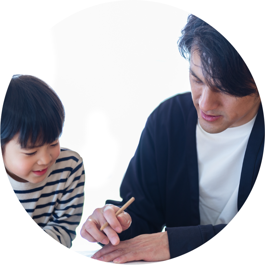 一緒に勉強する親子の写真
